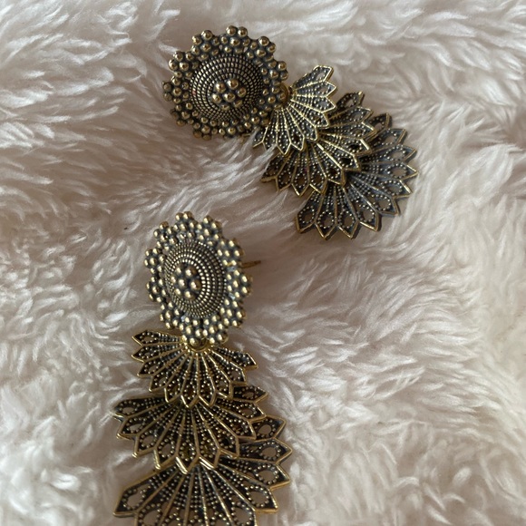 Gold toned earrings - Picture 4 of 7